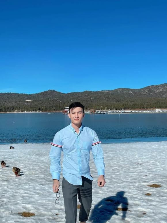 Chàng hot boy sinh năm 1988 cũng cho biết thỉnh thoảng anh cũng góp mặt trong một số bộ ảnh thời trang hoặc các MV ca nhạc nếu bạn bè mời.