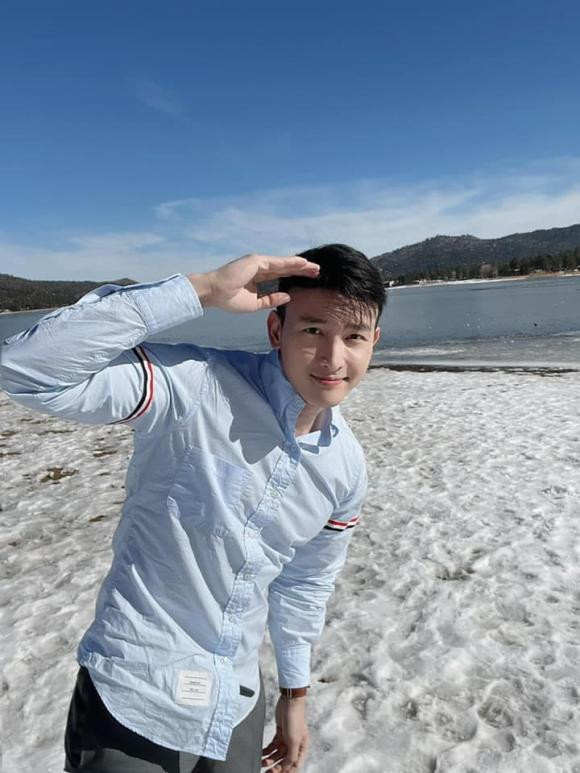 Khác với những khoảnh khắc khoe body bỏng mắt như trước đây, Chan Than San lần này tái xuất với dung mạo thư sinh khi diện áo sơ mi, quần âu và đi giày thể thao.