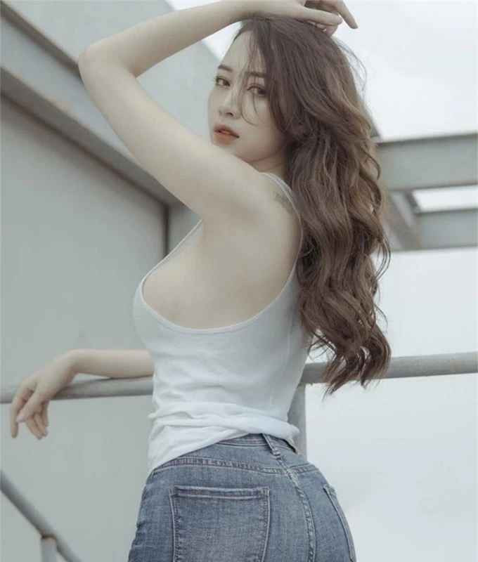 Không chỉ sở hữu nhan sắc ngọt ngào, cuốn hút mà thân hình nóng bỏng của nàng hot girl mới là "vũ khí" khiến bao trái tim muốn "yêu ngay từ cái nhìn đầu tiên".