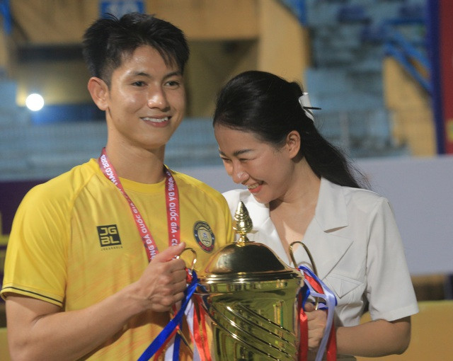 Chàng tiền vệ sinh năm 1997 không ngại công khai ôm bạn gái thân mật ngay ở sân.