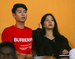 Dựa vào cách Trọng Hùng gắn thẻ nhân vật trong ảnh, nhiều người biết được nửa kia của chân sút quê Thanh Hóa có tên thường gọi là Trang Trang. Người hâm mộ nhận xét, bộ đôi chuẩn hình tượng "trai tài gái sắc".