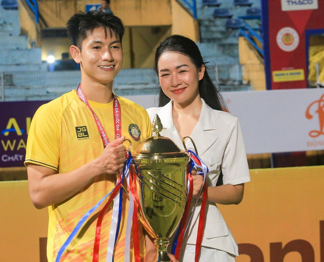 Bạn gái của chàng tiền vệ là Trang Trang. Nàng WAG ngượng ngùng khi thấy camera