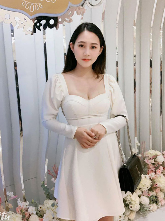 Cùng năm 2017, Yến Xôi đón con trai đầu lòng. Không chỉ chăm con giỏi, giữ lửa gia đình, hot girl Việt này còn kinh doanh online và phụ chồng trong công việc.