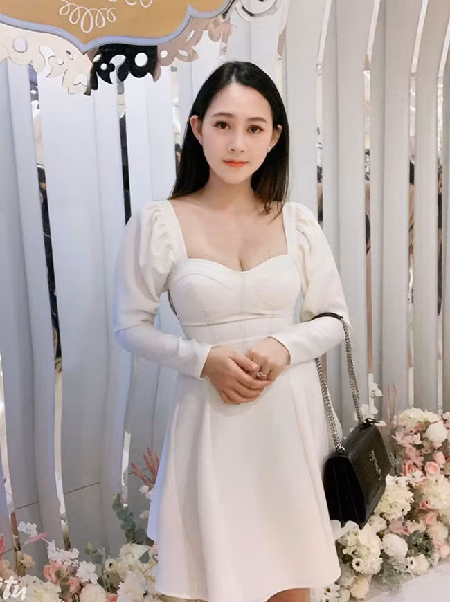 Cùng năm 2017, Yến Xôi đón con trai đầu lòng. Không chỉ chăm con giỏi, giữ lửa gia đình, hot girl Việt này còn kinh doanh online và phụ chồng trong công việc.