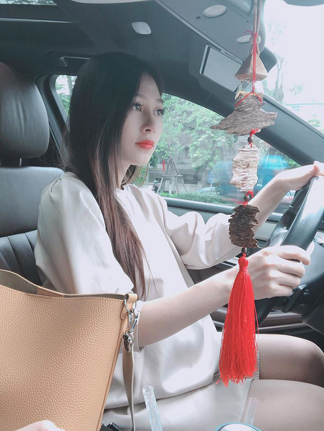 Ngoài biệt thự sang trọng, Yến Xôi cũng sở hữu xế hộp, hàng hiệu đắt tiền. Cô chia sẻ hai vợ chồng hiện sở hữu một chiếc Rolls-Royce màu trắng 25 tỷ và một chiếc Range Rover màu đen trị giá 7 tỷ đồng.