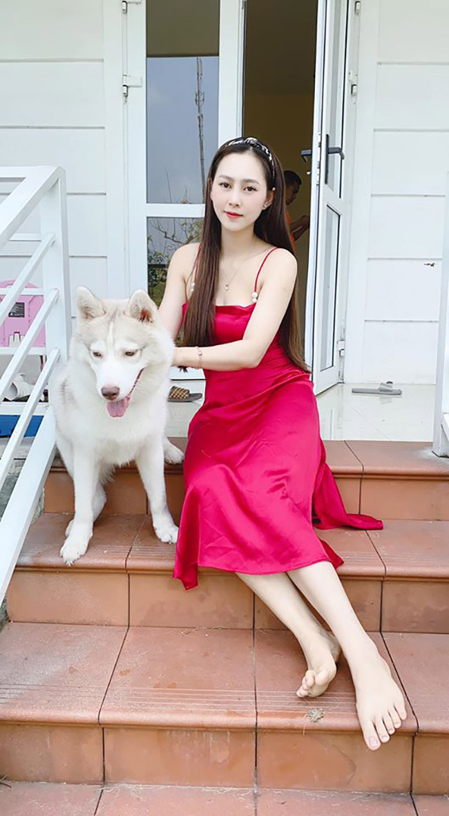 Theo chia sẻ, Yến Xôi Nữ được ông xã yêu thương, chiều chuộng hết mực. Cả hai thường xuyên chia sẻ các hình ảnh tình cảm trên mạng xã hội.