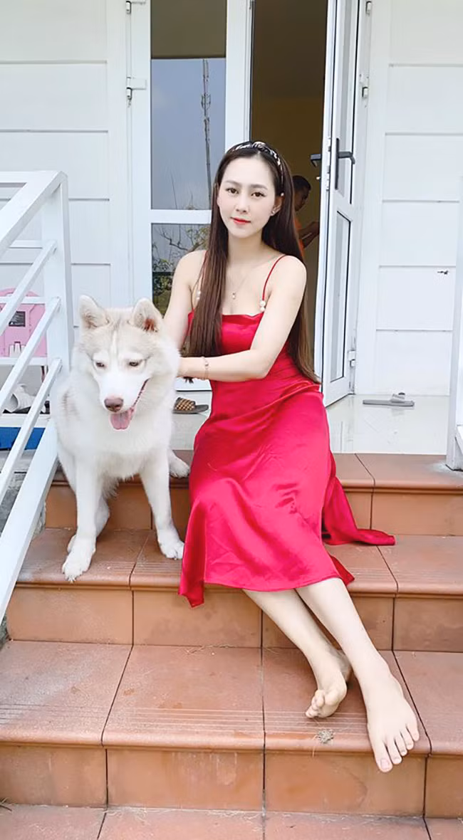 Theo chia sẻ, Yến Xôi Nữ được ông xã yêu thương, chiều chuộng hết mực. Cả hai thường xuyên chia sẻ các hình ảnh tình cảm trên mạng xã hội.