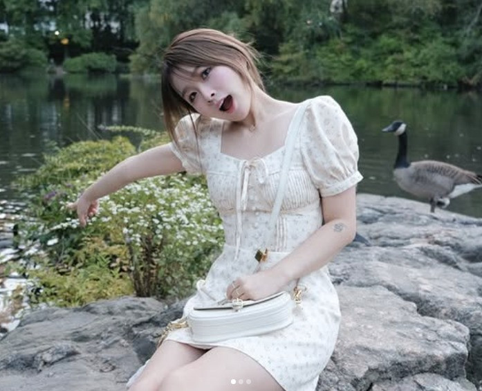 Đặc biệt, trước đó, cô nàng cũng gây sốt với bộ ảnh bikini nhỏ xíu ở xứ hoa anh đào.