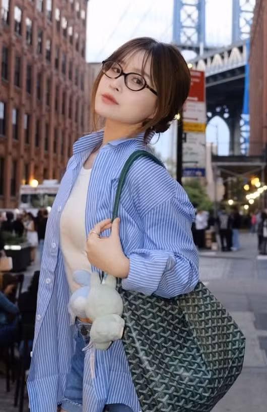 Với những bức ảnh "chất lừ" và đầy quyến rũ này, Chao tiếp tục khẳng định mình là một trong những cái tên cá tính, nhiều sức hút trên mạng xã hội hiện nay.