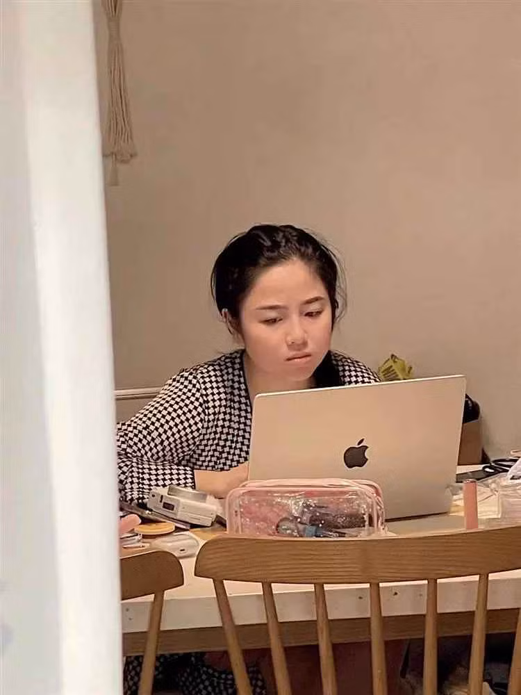 Trong ảnh, hot mom vừa địu con trước ngực vừa đứng nấu nướng. Ở khoảnh khắc này, trông cô vẫn rất tươi tắn, đầu tóc gọn gàng, chỉn chu.