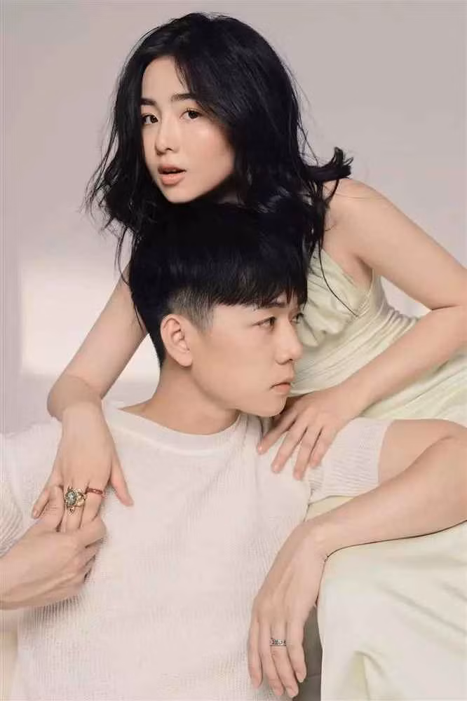 Theo đó, bà xã Ba Duy xuất hiện nhợt nhạt, gương mặt mệt mỏi, đầu tóc rũ rượi, ngồi trước chiếc máy tính làm việc.