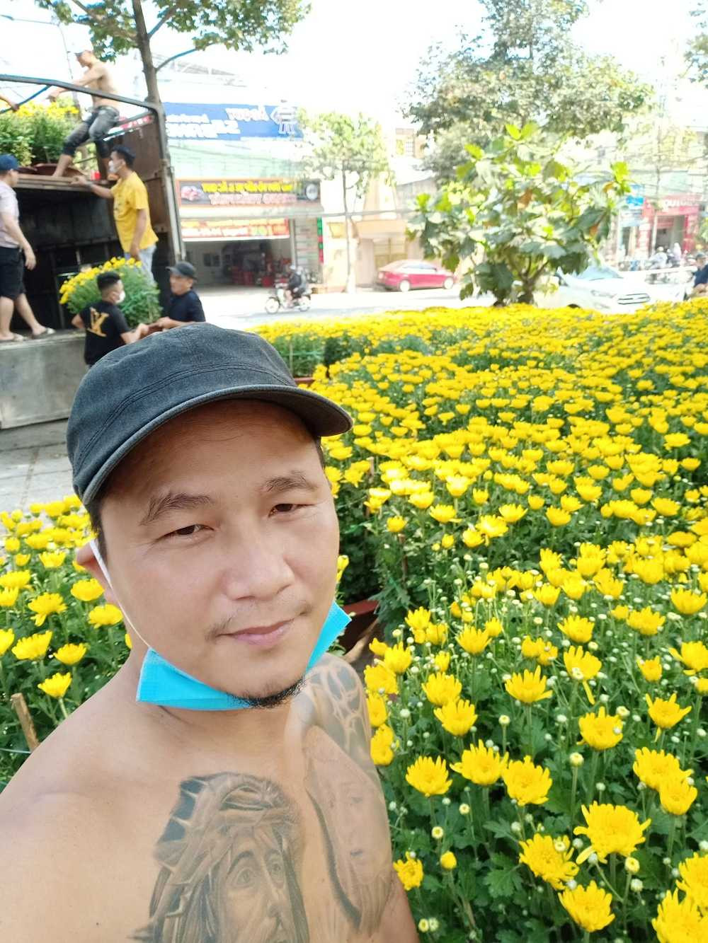 Tuy nhiên, điều đáng nói ở đây đó là nếu bán không hết, Minh Râu sẵn sàng "tặng, cho hoặc biếu luôn". Và đặc biệt là "chiều 29, 30 Tết sẽ tăng giá gấp đôi, chứ không bán rẻ".