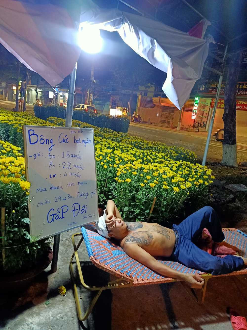 Đáng nói, giống như bó rau 5 tỉ kia, lần này Minh Râu cũng bán hoa cúc với giá tiền triệu, nhưng lại không ngần ngại "cho hoặc biếu". Có thể thấy, dù buôn gì chăng nữa, sự đáng yêu của anh vẫn không hề thay đổi.