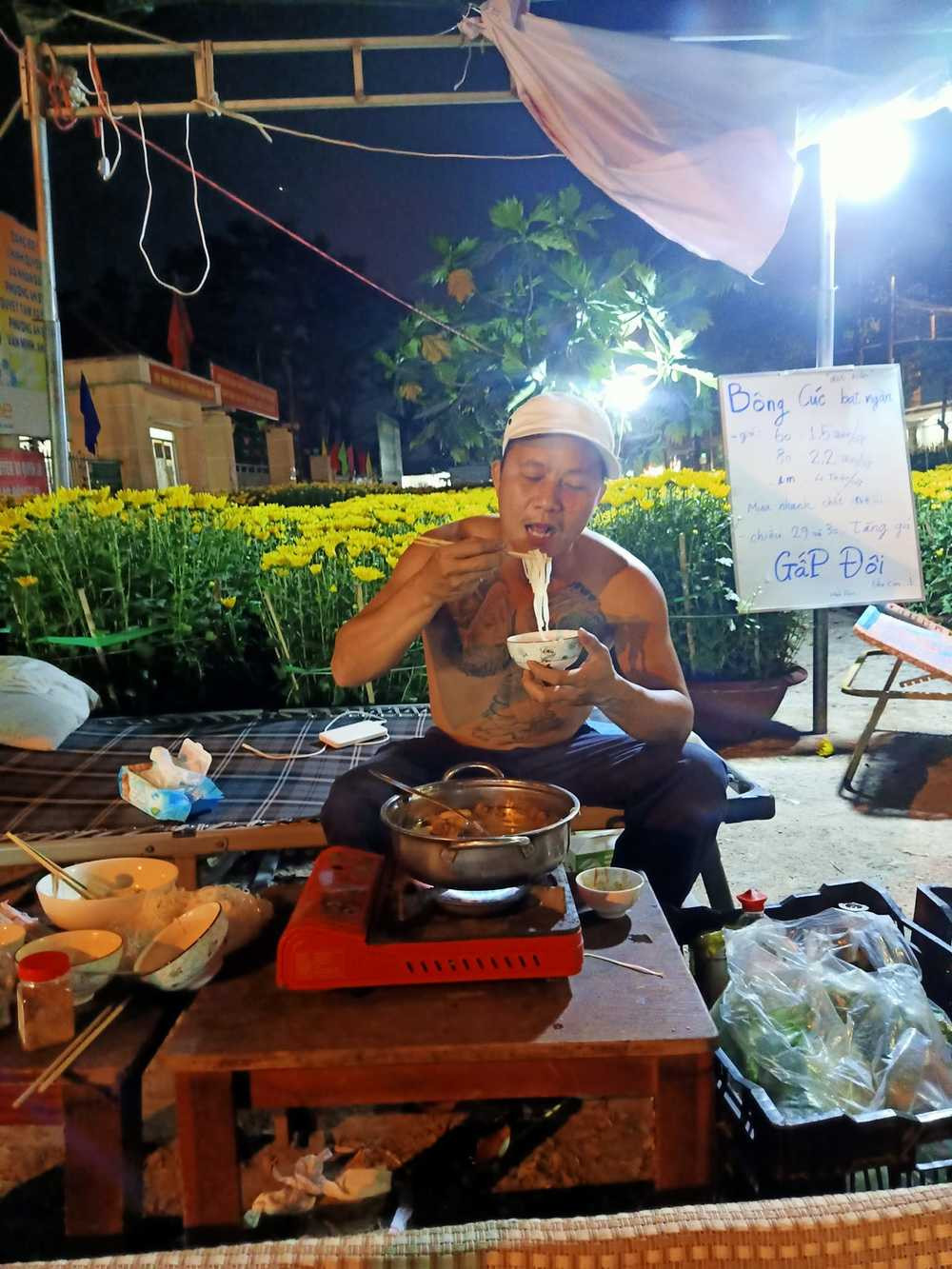 Cụ thể, theo bài viết do chính Minh Râu đăng tải cho biết, cúc mà anh bán là hàng "đột biến", hiếm có khó tìm. Vì vậy giá của chúng cũng không hề rẻ, hầu hết đều là tiền triệu, dao động từ 1,5-4 triệu đồng/cặp.