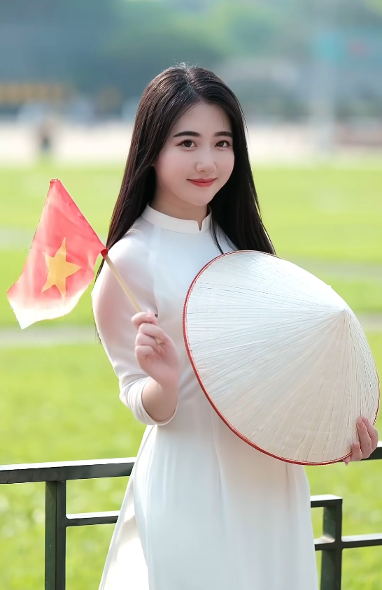 Hình ảnh giảng viên Hà Nội dạy tiếng Nhật - Đinh Sao Mai thả dáng trên phố với tà áo dài trắng tinh khôi đã khiến dân mạng "đổ gục" vì quá đỗi nên thơ.