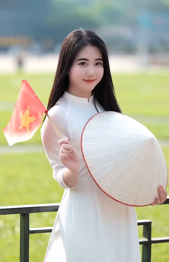 Hình ảnh giảng viên Hà Nội dạy tiếng Nhật - Đinh Sao Mai thả dáng trên phố với tà áo dài trắng tinh khôi đã khiến dân mạng "đổ gục" vì quá đỗi nên thơ.