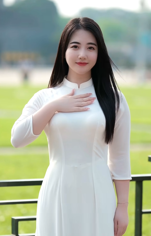 Mái tóc dài đen buông nhẹ theo gió, ánh mắt dịu dàng và dáng vẻ mảnh mai của nữ giảng viên dạy tiếng Nhật khiến bao người không khỏi xao xuyến.