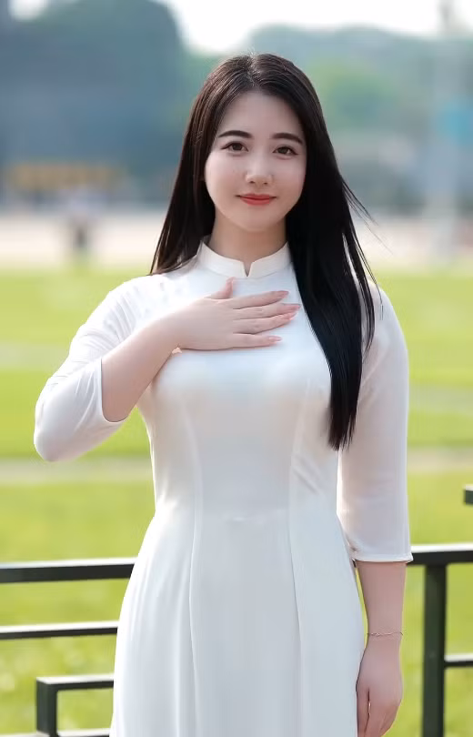 Mái tóc dài đen buông nhẹ theo gió, ánh mắt dịu dàng và dáng vẻ mảnh mai của nữ giảng viên dạy tiếng Nhật khiến bao người không khỏi xao xuyến.