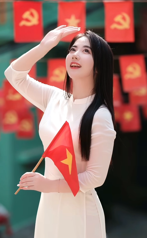 Không cần trang phục cầu kỳ hay trang điểm đậm, Sao Mai vẫn thu hút mọi ánh nhìn nhờ gương mặt sáng, đôi mắt to tròn và nụ cười nhẹ nhàng đầy cuốn hút.