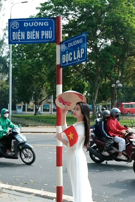 Dưới ống kính của nhiếp ảnh gia, hot girl làng giáo viên tựa "nàng thơ".