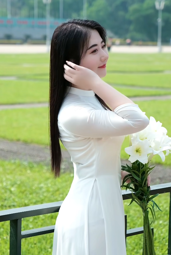 Trong một thời tiết đầy nắng, hình ảnh cô giáo xinh đẹp xuất hiện trên các con phố Hà Nội với chiếc áo dài trắng truyền thống đã nhanh chóng trở thành chủ đề thu hút sự chú ý của cư dân mạng.