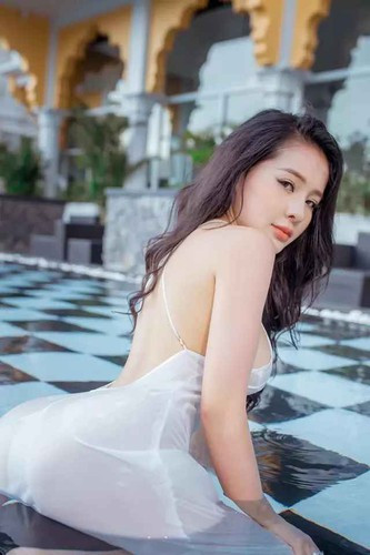 Do chiếc áo quá nhỏ, không thể đỡ nổi quả ngực khủng nên hot girl thị phi đã lộ nguyên bầu ngực trước bàn dân thiên hạ.