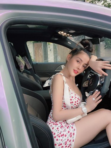 Trước đó, khi bị mắng mặc hở, Ngân 98 phản pháo: "Mình nghĩ là cách ăn mặc không nói được mình ngu hay ngoan, nhiều khi tụi mình ăn mặc thoáng vậy chứ vẫn ngu ngơ hơn nhiều người kín đáo và ít ăn chơi hơn nữa".