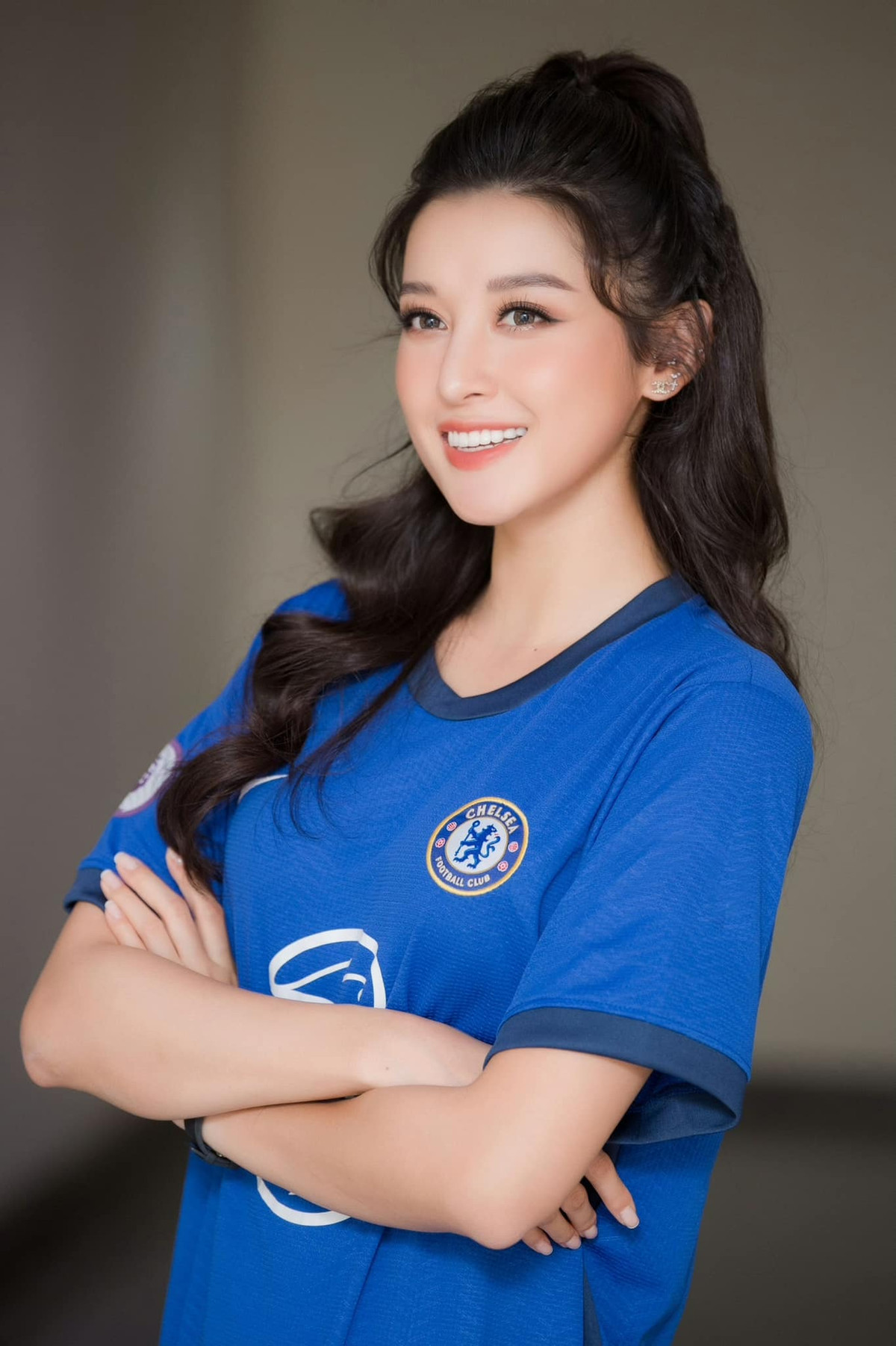 Xuất hiện trong dịp đặc biệt này, Huyền My đã diện cho mình chiếc áo thi đấu của đội bóng Chelsea. Dù chẳng điệu đà như mọi lần xuất hiện nhưng nhan sắc của cô nàng Á hậu vẫn khiến nhiều người phải để lại lời khen.