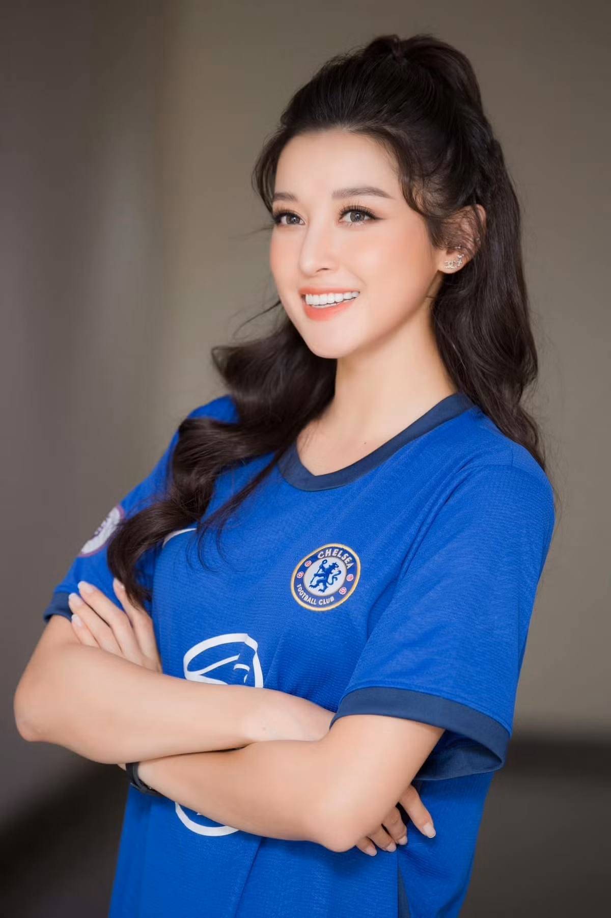 Xuất hiện trong dịp đặc biệt này, Huyền My đã diện cho mình chiếc áo thi đấu của đội bóng Chelsea. Dù chẳng điệu đà như mọi lần xuất hiện nhưng nhan sắc của cô nàng Á hậu vẫn khiến nhiều người phải để lại lời khen.