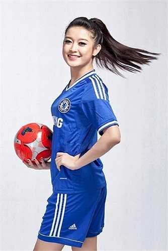 Fan Chelsea Việt Nam còn tặng Á hậu Việt Nam danh hiệu "Miss Chelsea Việt Nam".