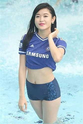 Chắc hẳn nhiều khán giả yêu bóng đá Việt Nam chẳng còn lạ lẫm gì với hình ảnh cô nàng Á hậu có mặt cổ vũ Viettel mỗi khi đội bóng này thi đấu trên sân nhà Hàng Đẫy.