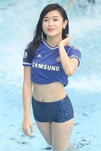 Chắc hẳn nhiều khán giả yêu bóng đá Việt Nam chẳng còn lạ lẫm gì với hình ảnh cô nàng Á hậu có mặt cổ vũ Viettel mỗi khi đội bóng này thi đấu trên sân nhà Hàng Đẫy.