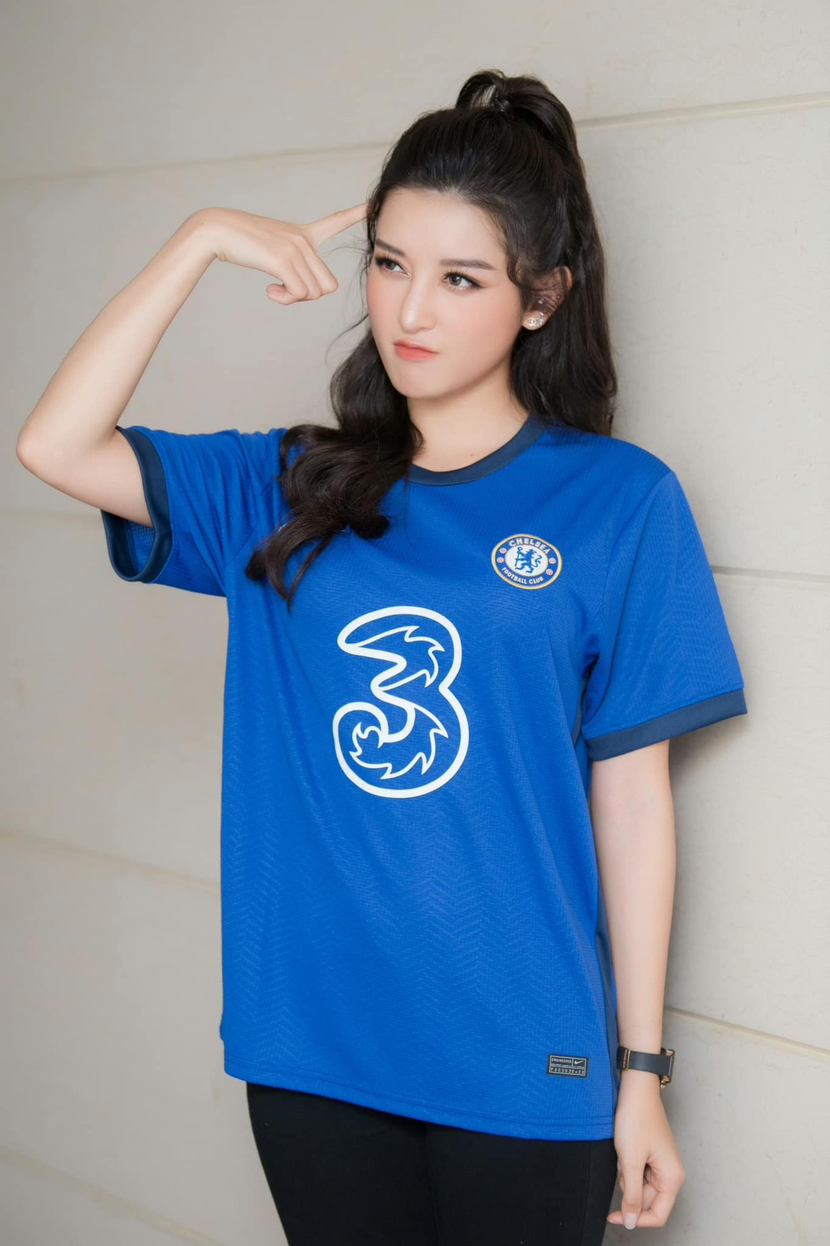 Được biết, trong trận chung kết cúp C1 vừa qua, Huyền My được vinh dự với vai trò khách mời, trực tiếp bình luận đưa ra những dự đoán trên sóng truyền hình.