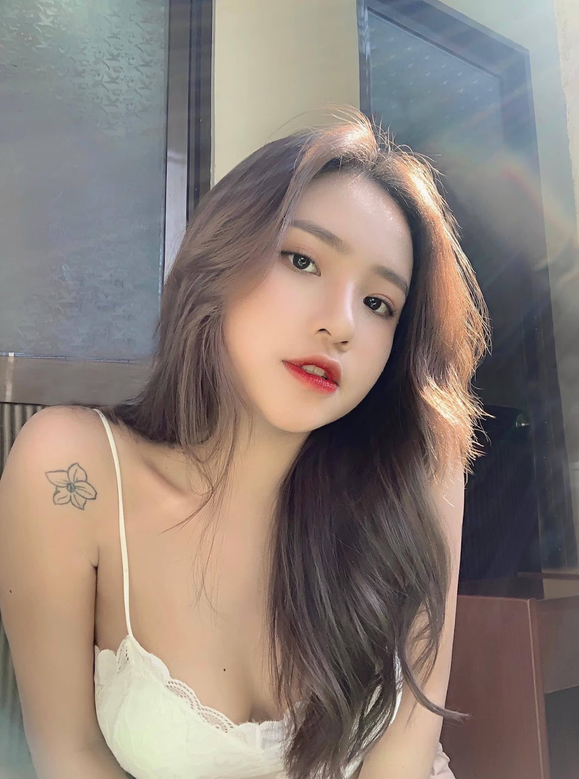 Vân Anh rất chuộng những bộ trang phục mang phong cách quyến rũ, khoe đường cong hình thể đẹp ngút ngàn.