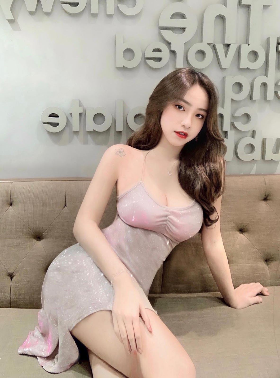 Nhưng nếu nghĩ kỹ, sexy, gợi cảm cũng chỉ là sở thích cá nhân, một xu hướng mặc đồ. Em cảm thấy hài lòng với cuộc sống hiện tại và yêu thích nét đẹp mà bố mẹ ban cho”. - gái xinh đến từ Đắk Lắk cho biết thêm.
