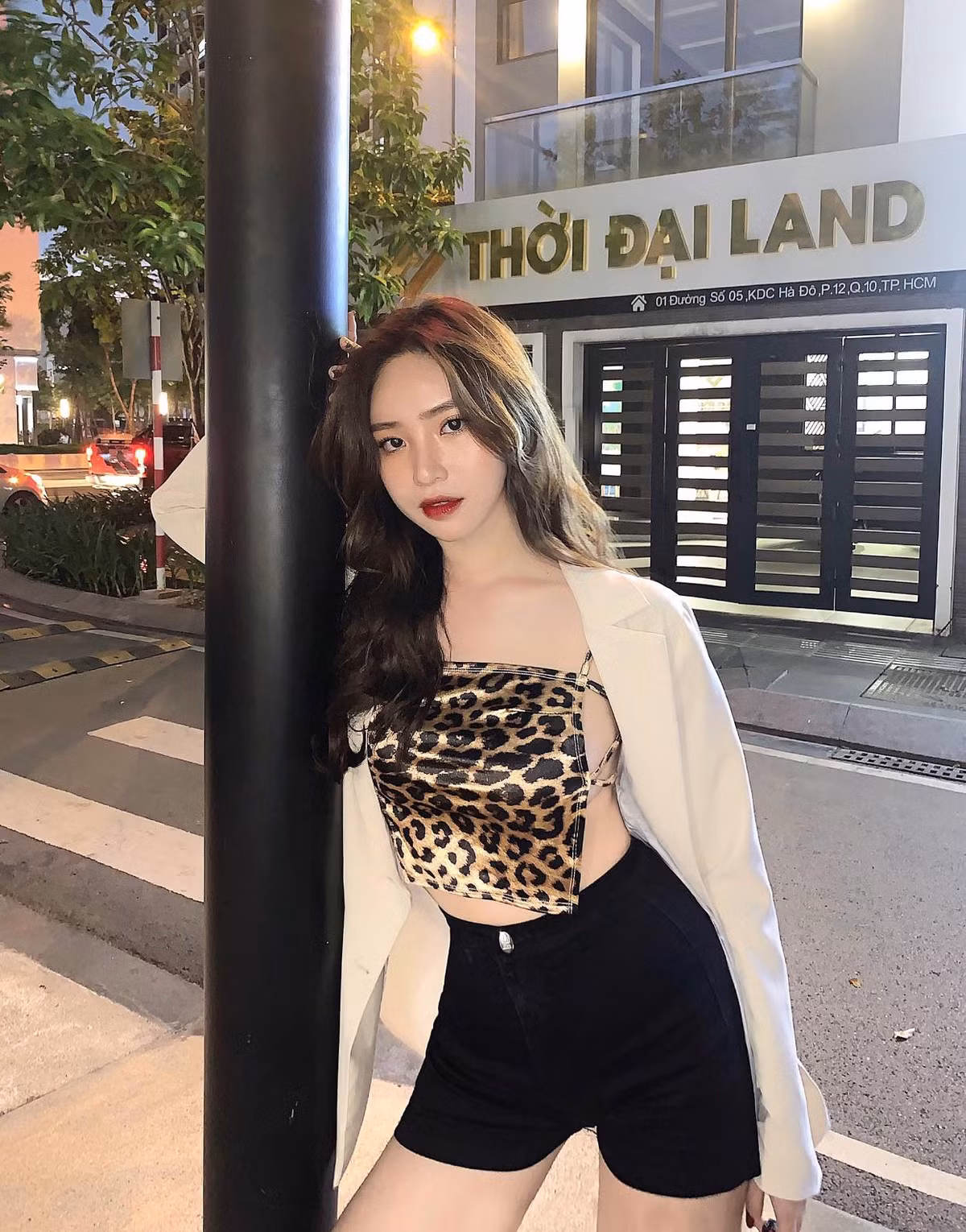 Vân Anh cũng cho rằng, việc một người chọn cách ăn mặc gợi cảm vì bản thân họ tự tin với nét đẹp hình thể của mình. Tất nhiên, tùy mỗi môi trường, hoàn cảnh nhất định mà cô lựa chọn trang phục phù hợp.