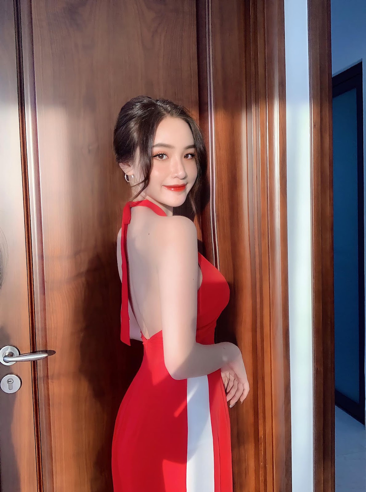 Để giữ được vóc dáng chuẩn đẹp hút hồn, Vân Anh chăm chỉ tập thể dục, hạn chế đường, tinh bột và uống nhiều nước trong chế độ ăn.