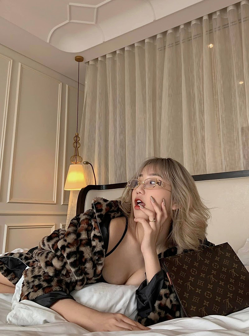 Khánh Huyền sớm nổi tiếng vì theo đuổi phong cách gợi cảm, già hơn so với tuổi thật. Cô gây chú ý với những bức ảnh khoe dáng táo bạo trên Instagram. Những video trên Tiktok của bạn gái tin đồn người yêu cũ nữ streamer Linh Ngọc Đàm cũng tập trung vào việc khoe dáng trên nền nhạc.