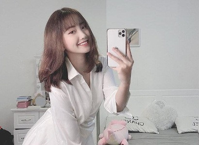 Theo đó, Khánh Huyền không hề có cảm giác lo lắng, mà hồn nhiên chia sẻ thêm rằng đoạn clip được quay lại khi tắm cùng một bạn gái khác.