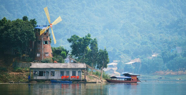 Đến Thung Nai, bạn có thể cắm trại, chèo sup xung quanh hồ hoặc đi tham quan, khám phá các bản của người dân địa phương.