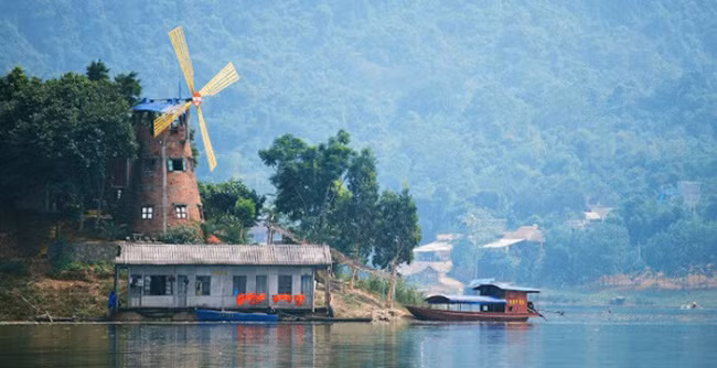 Đến Thung Nai, bạn có thể cắm trại, chèo sup xung quanh hồ hoặc đi tham quan, khám phá các bản của người dân địa phương.