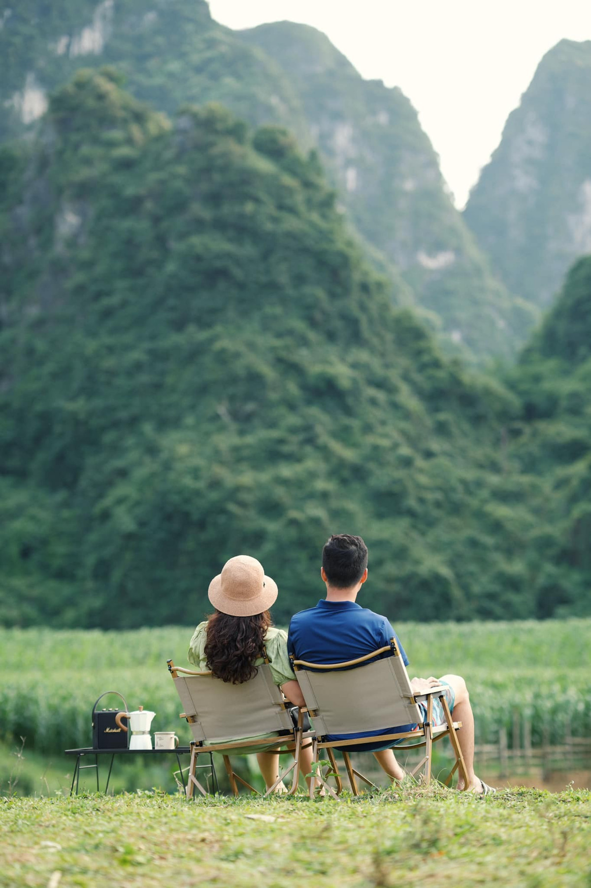 Đến với Nà Bờ Sông Bôi, người lớn có thể cắm trại, nghỉ ngơi, lội sông bắt cá, chèo thuyền... trong khi đó trẻ em có thể vui đùa trong nước, tìm cua, bắt ốc... Lưu ý ở đây nước sông nông nhưng lòng sông có nhiều đá cuội nên người lớn chủ động chuẩn bị giày hoặc ủng để khi lội nước không bị đau chân.