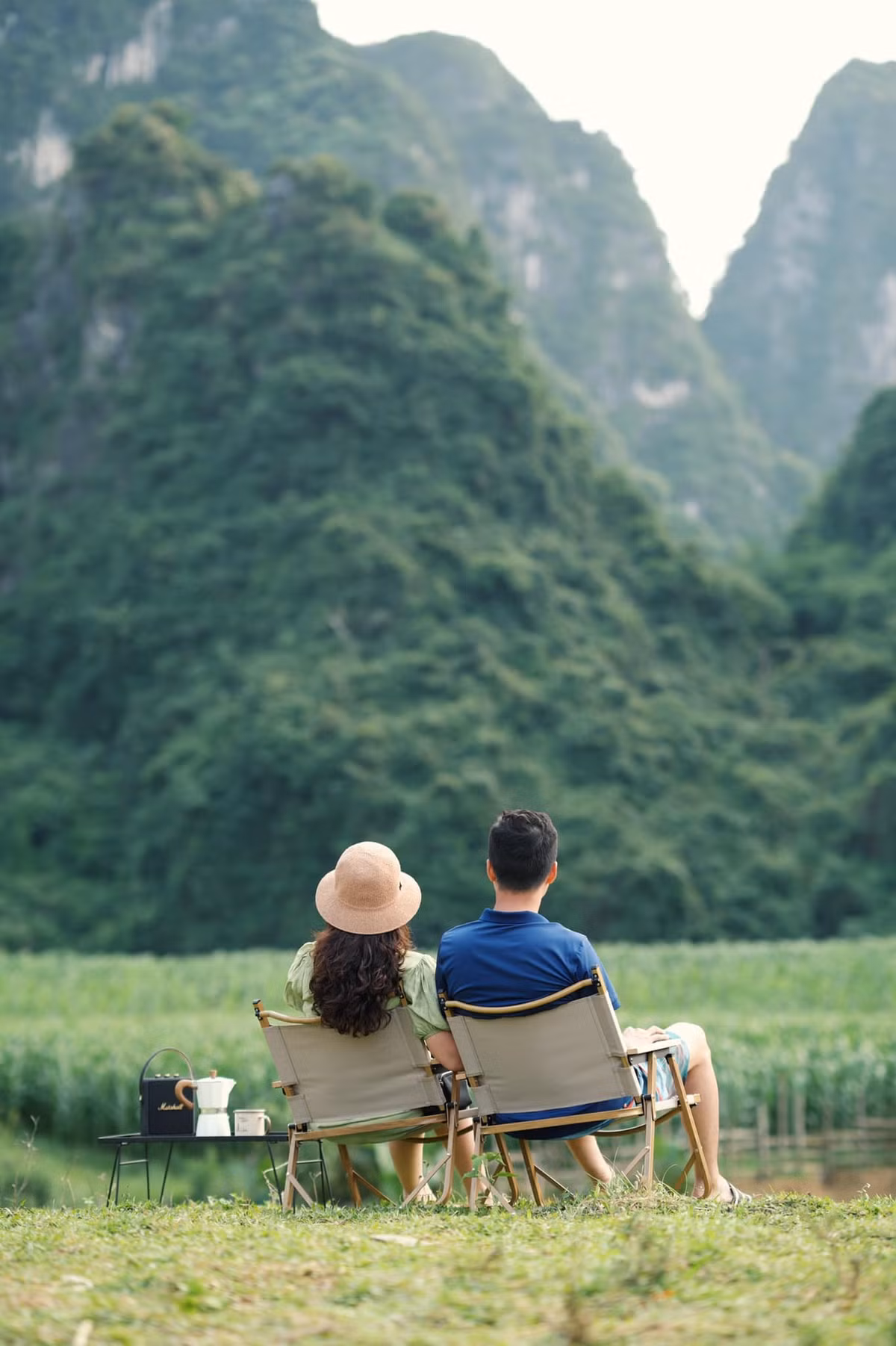 Đến với Nà Bờ Sông Bôi, người lớn có thể cắm trại, nghỉ ngơi, lội sông bắt cá, chèo thuyền... trong khi đó trẻ em có thể vui đùa trong nước, tìm cua, bắt ốc... Lưu ý ở đây nước sông nông nhưng lòng sông có nhiều đá cuội nên người lớn chủ động chuẩn bị giày hoặc ủng để khi lội nước không bị đau chân.