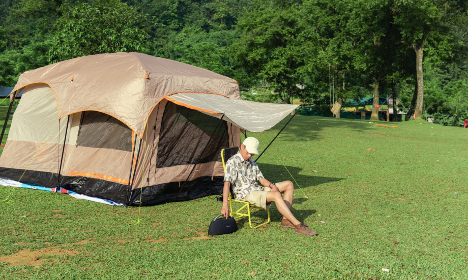 Vì toạ lạc ở độ cao 600m so với mực nước biển nên Bãi Bùi thoáng đãng, không khí dịu mát chứ không oi bức, nóng gắt như ở thành phố. Mùa đông lá cây chuyển sang sắc vàng, đỏ tạo nên khung cảnh ấn tượng. Tuy nhiên nơi đây còn khá hoang sơ, chưa có nhiều dịch vụ du lịch. Vì vậy bạn nên chủ động chuẩn bị các thực phẩm thiết yếu, thuốc bôi xịt côn trùng, đồ dùng cần thiết khi đi cắm trại.