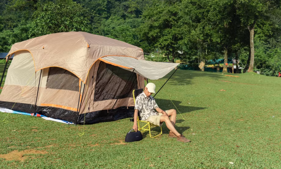 Vì toạ lạc ở độ cao 600m so với mực nước biển nên Bãi Bùi thoáng đãng, không khí dịu mát chứ không oi bức, nóng gắt như ở thành phố. Mùa đông lá cây chuyển sang sắc vàng, đỏ tạo nên khung cảnh ấn tượng. Tuy nhiên nơi đây còn khá hoang sơ, chưa có nhiều dịch vụ du lịch. Vì vậy bạn nên chủ động chuẩn bị các thực phẩm thiết yếu, thuốc bôi xịt côn trùng, đồ dùng cần thiết khi đi cắm trại.