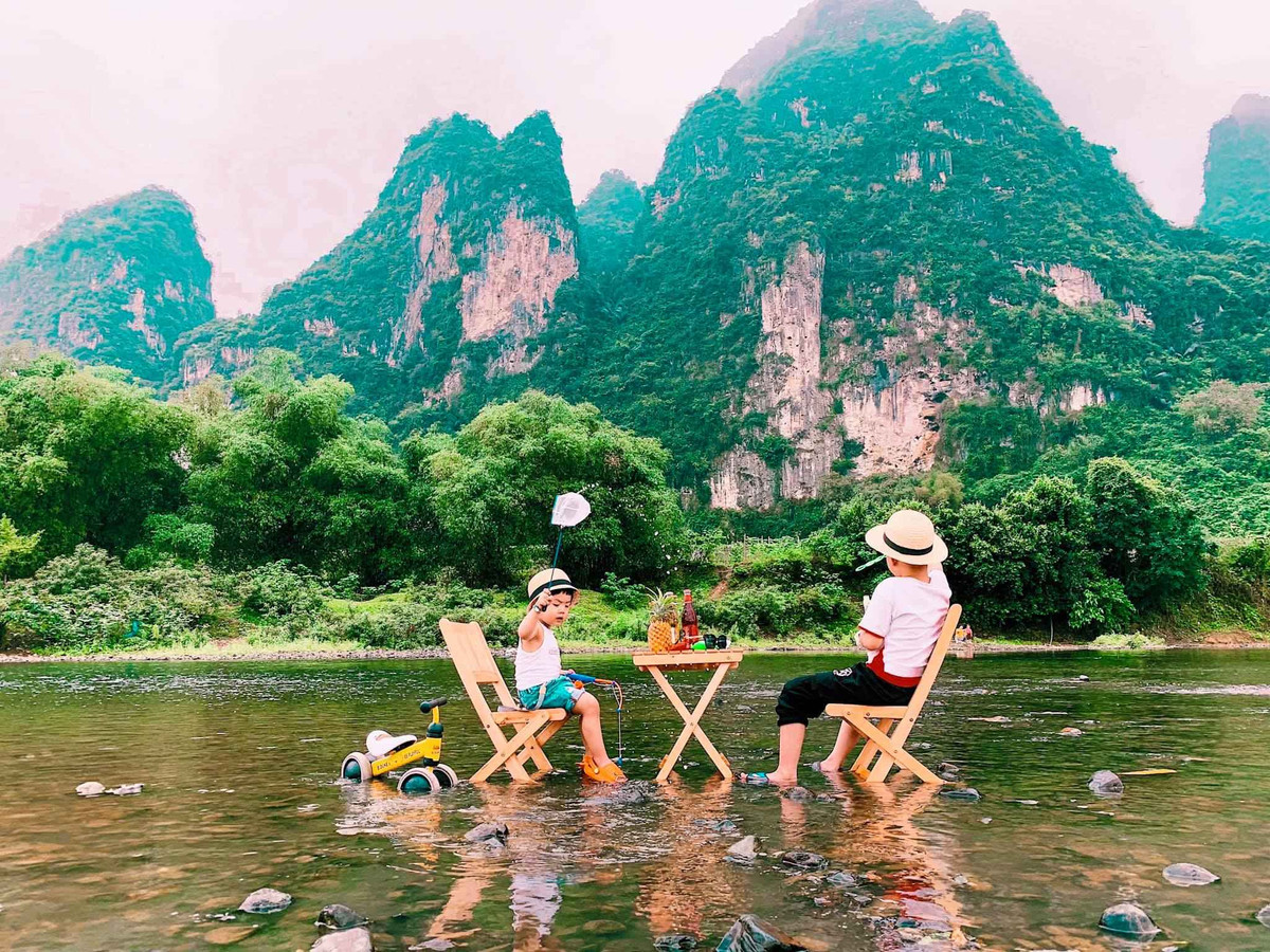 Nà Bờ Kim Bôi chỉ nên chơi trong ngày, nếu muốn cắm trại ở qua đêm mọi người nên tìm bãi cỏ chứ không nên cắm trại ở bãi sỏi hay gần suối và chuẩn bị đồ thật đầy đủ. Và dù cắm trại ở đâu thì cũng cần có ý thức giữ gìn vệ sinh, mang rác về và dọn dẹp sau mỗi chuyến đi, để không làm ảnh hưởng đến quang cảnh sạch đẹp.