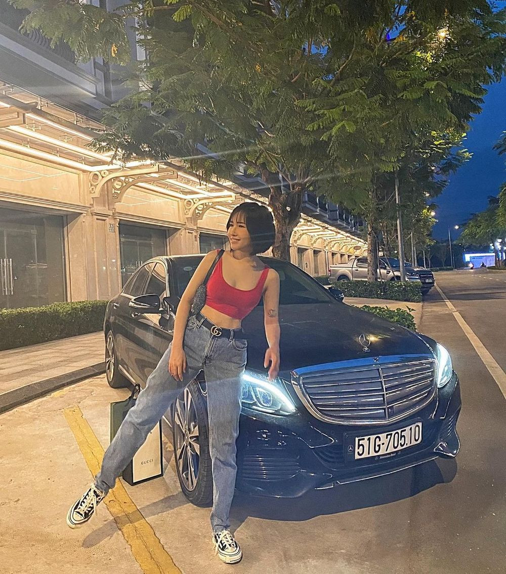 Uyên Pu viết: "Một năm bão tố… Đã cuốn bay gần hết tài sản mà gần chục năm thanh xuân tích trữ… Điều may mắn nhất là bản thân còn khoẻ mạnh, được sống, được thở, được trải nghiệm buồn vui. Giữa quá nhiều mất mát buồn đau, những người thương vẫn còn bình an...