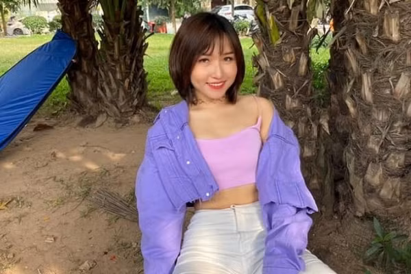 Từng có lần chia sẻ trên kênh cá nhân, Uyên Pu cho biết, từ việc làm streamer, quảng cáo trên các nền tảng mạng xã hội, hoạt động trên YouTube, số tiền cô kiếm được một tháng có thể lên đến 20.000 USD (khoảng 460 triệu đồng).