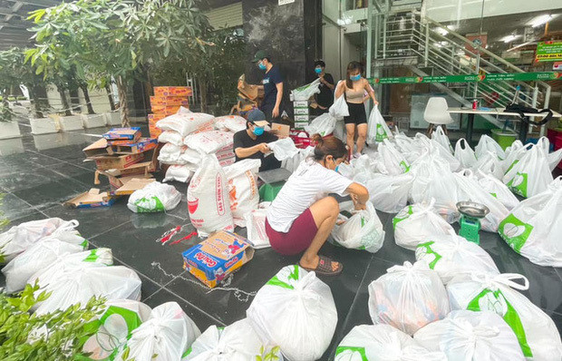 Mặc dù tâm sự về việc gặp khó khăn trong kinh tế song trong năm qua, vợ chồng Uyên Pu cùng nhóm bạn cũng không làm ngơ trước khó khăn của những người khác trong mùa dịch, rất tích cực tham gia các hoạt động hỗ trợ.