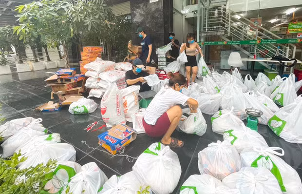 Mặc dù tâm sự về việc gặp khó khăn trong kinh tế song trong năm qua, vợ chồng Uyên Pu cùng nhóm bạn cũng không làm ngơ trước khó khăn của những người khác trong mùa dịch, rất tích cực tham gia các hoạt động hỗ trợ.